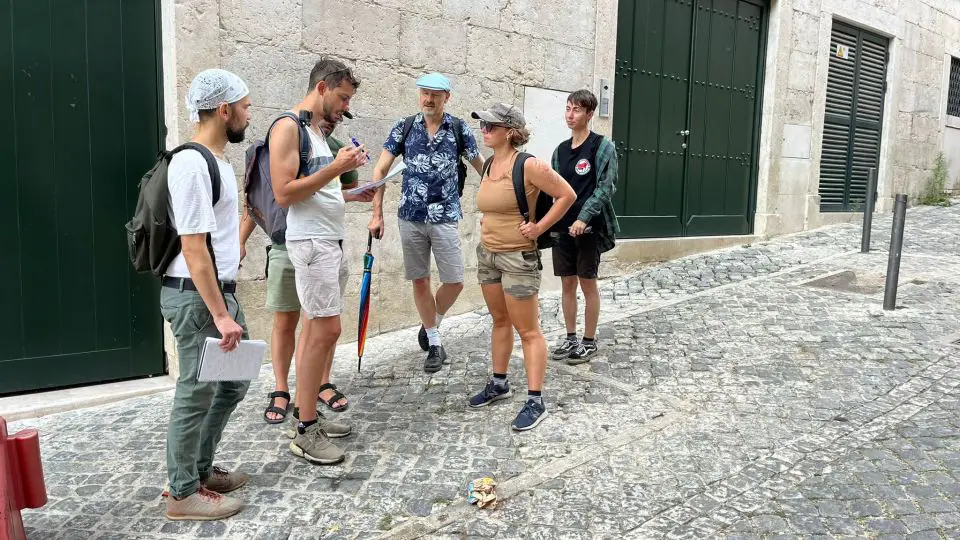 A group of LGBTQ+ people in Lisbon street during the queer lisbon guided tour.