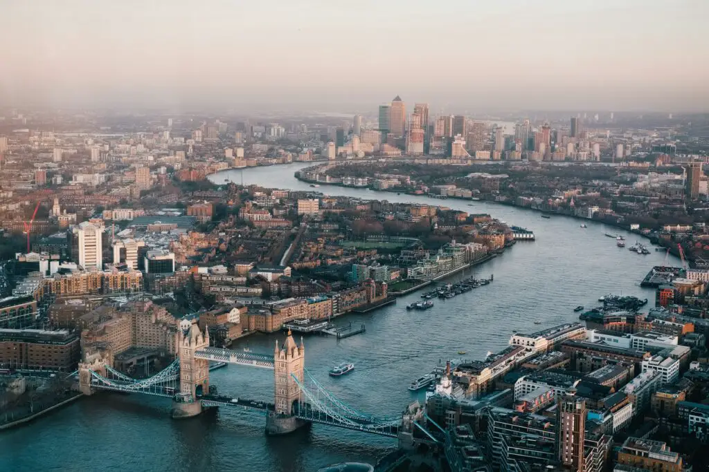 A picture of London where you can see the Thames river and tower bridge.